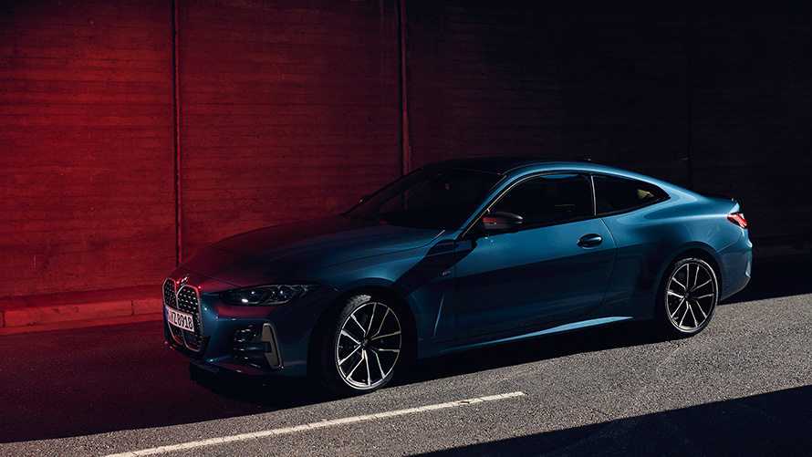 BMW M440i xDrive Coupé G22 2020 metalíza Arctic Race Blue predobočný jazdný pohľad