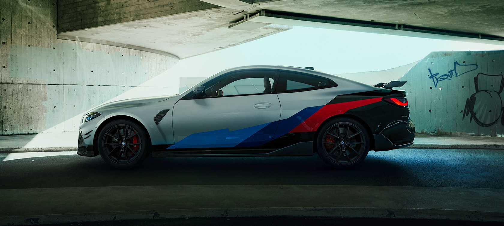 BMW M4 s BMW M Performance dielmi BMW M4 Coupé G82 2020 BMW M4 Coupé G82 2020 bočný pohľad s BMW M Performance dielmi