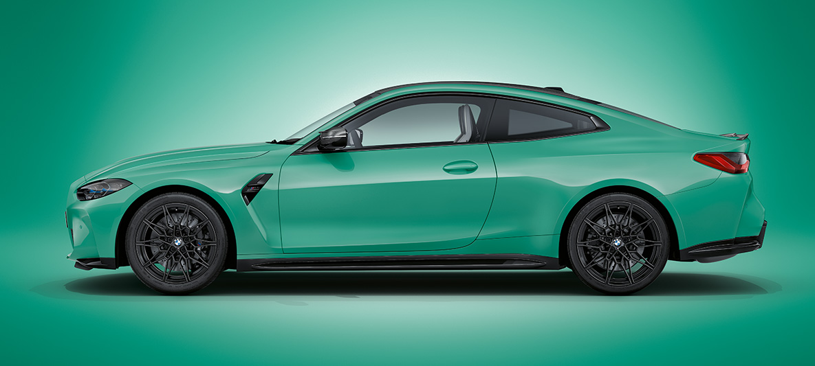 BMW M4 Coupé BMW Individual metalíza Mint Green G82 2021 bočný statický pohľad BMW M4 Coupé BMW Individual metalíza Mint Green G82 2021 bočný statický pohľad