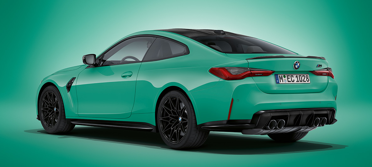 BMW M4 Coupé BMW Individual metalíza Mint Green G82 2021 zadobočný statický pohľad BMW M4 Coupé BMW Individual metalíza Mint Green G82 2021 zadobočný statický pohľad