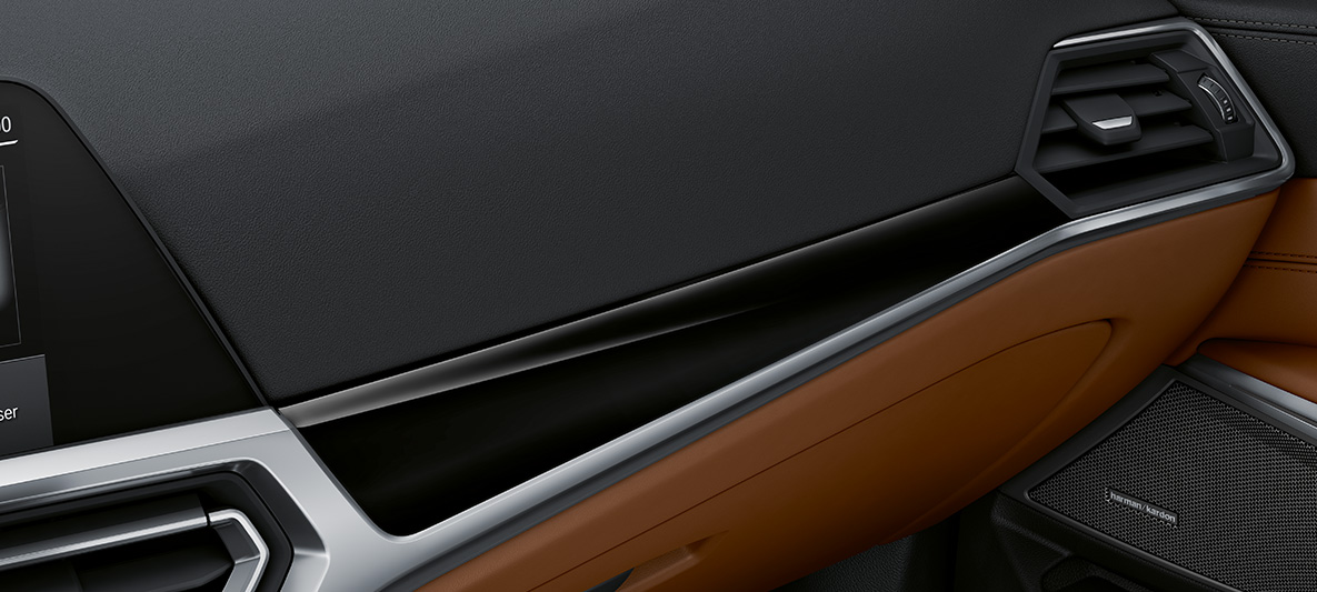 BMW Individual interiérové lišty Piano Finish Black BMW M4 Coupé 2020 interiér BMW Individual interiérové lišty Piano Finish Black s ozdobnými lištami Pearl Chrome BMW M4 Coupé G82 2020 interiér