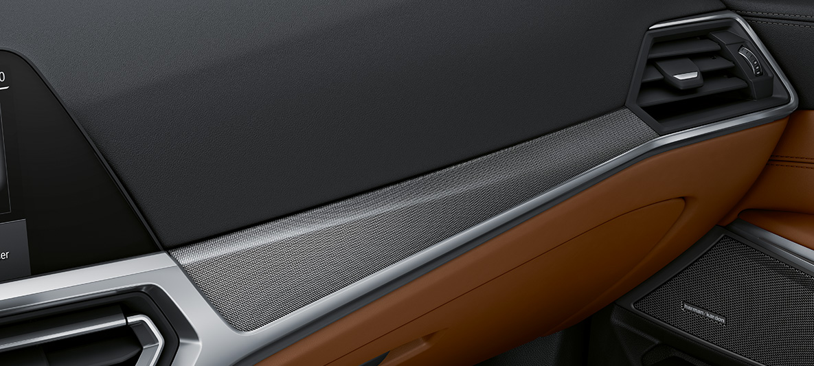 BMW Individual interiérové lišty Aluminium Fabric vysokolesklé BMW M4 Coupé G82 2020 interiér BMW Individual interiérové lišty Aluminium Fabric vysokolesklé s ozdobnými lištami Pearl Chrome BMW M4 Coupé G82 2020 interiér