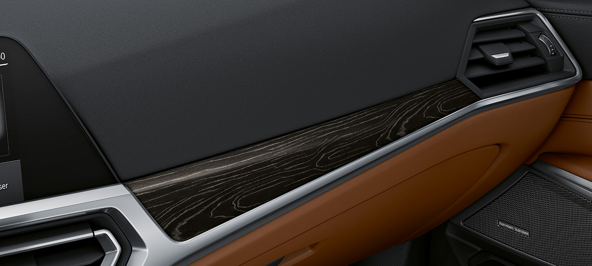 BMW Individual drevené interiérové lišty BMW M4 Coupé G82 2020 interiér BMW Individual drevené interiérové lišty Fineline Black so strieborným efektom a otvoreným pórom BMW M4 Coupé G82 2020 interiér