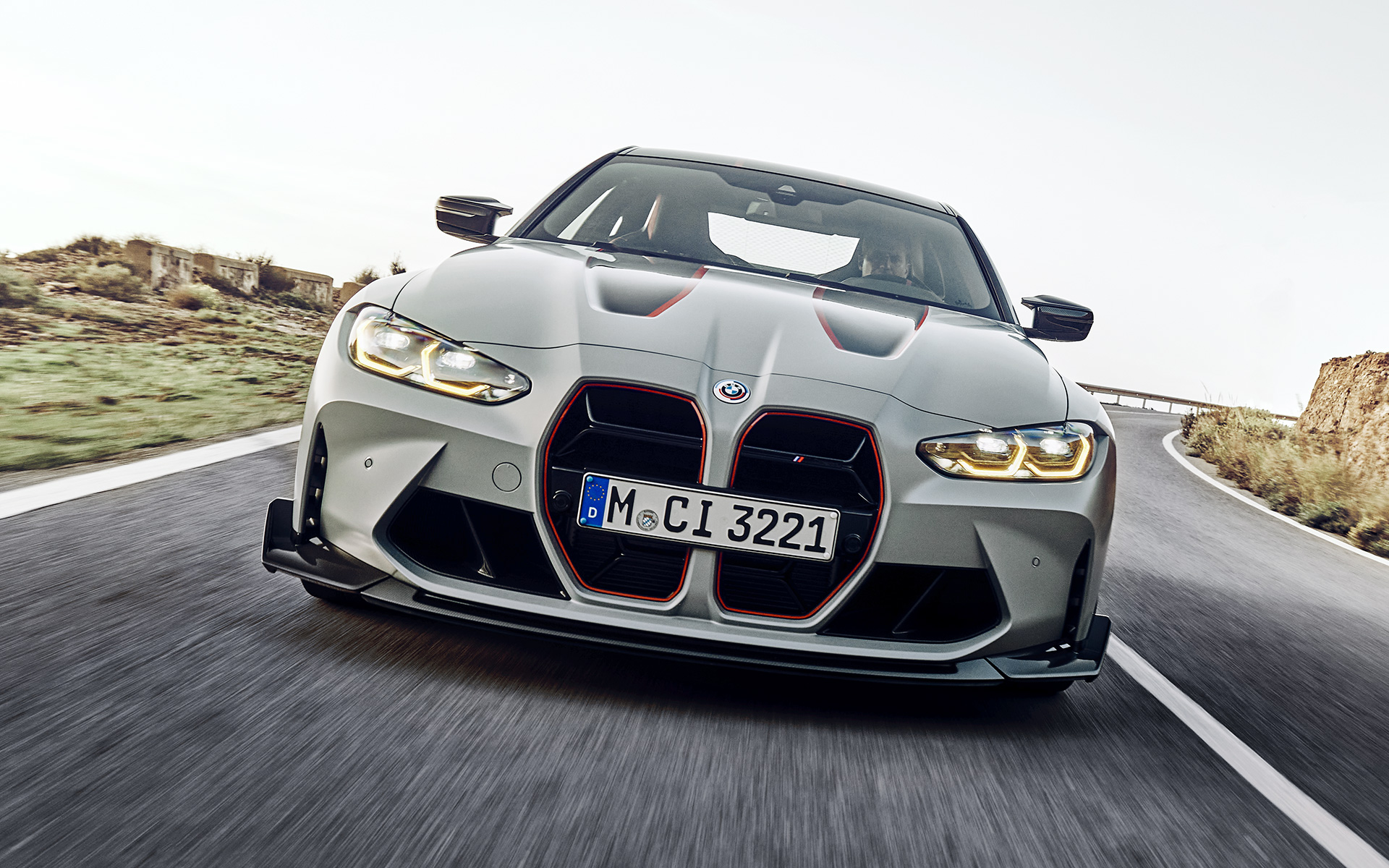 Čierne lišty obličiek s modelovo špecifickou červenou fóliou BMW M4 CSL G82 BMW M4 CSL G82 BMW Individual metalíza Frozen Brooklyn Grey Čierne lišty obličiek s modelovo špecifickou červenou fóliou predný pohľad jazdný na ceste