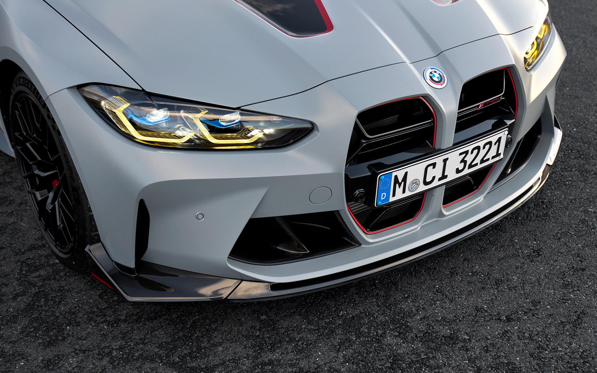 M karbónový predný splitter BMW M4 CSL G82 BMW M4 CSL G82 BMW Individual metalíza Frozen Brooklyn Grey M karbónový predný splitter detailný pohľad