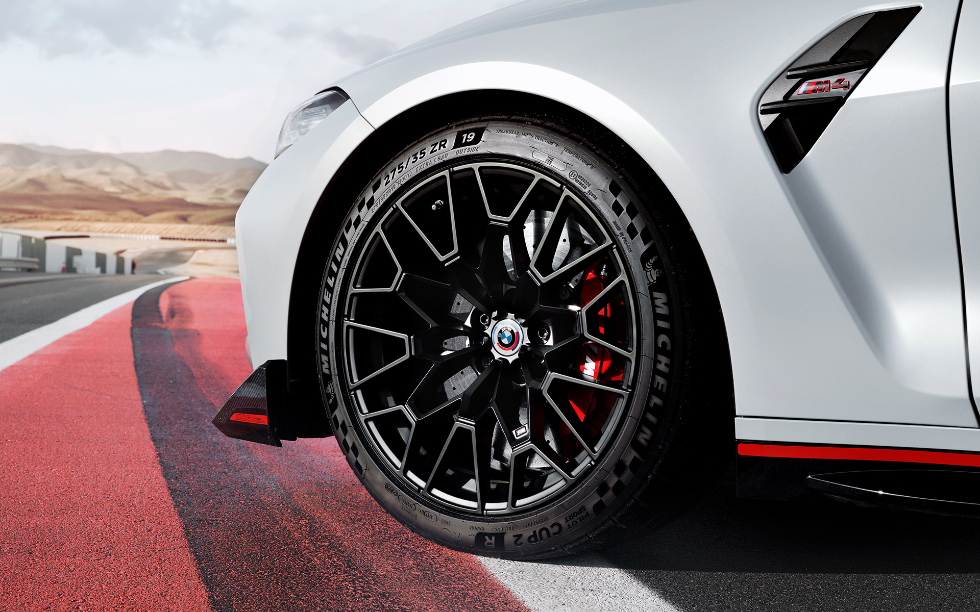 M karbónovo keramické brzdy, vysokolesklé červené BMW M4 CSL G82 BMW M4 CSL G82 BMW Individual metalíza Frozen Brooklyn Grey M karbónovo keramické brzdy, vysokolesklé červené