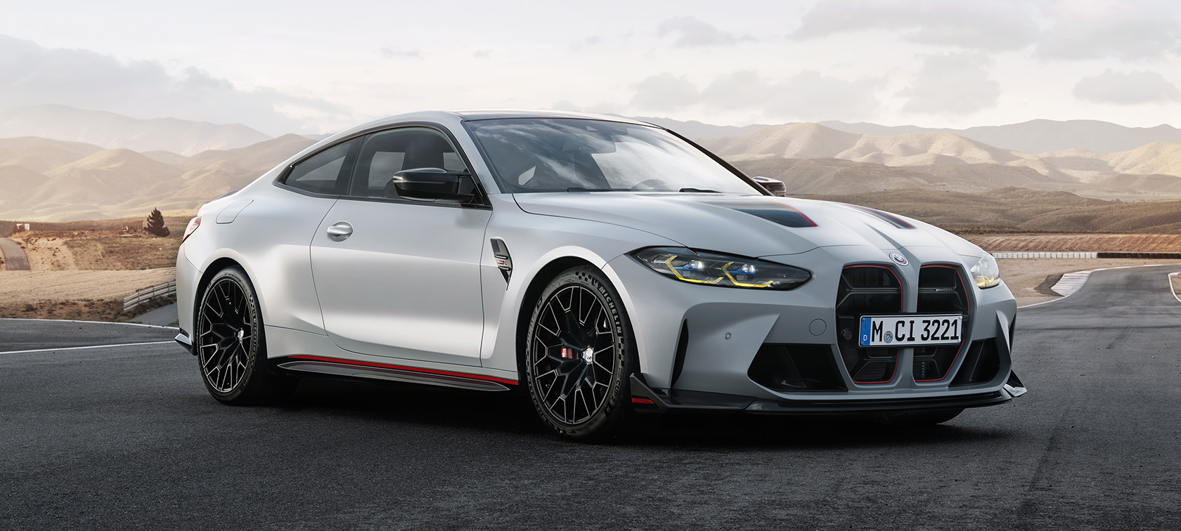 BMW M4 CSL G82 predobočný pohľad BMW M4 CSL G82 BMW Individual metalíza Frozen Brooklyn Grey predobočný pohľad