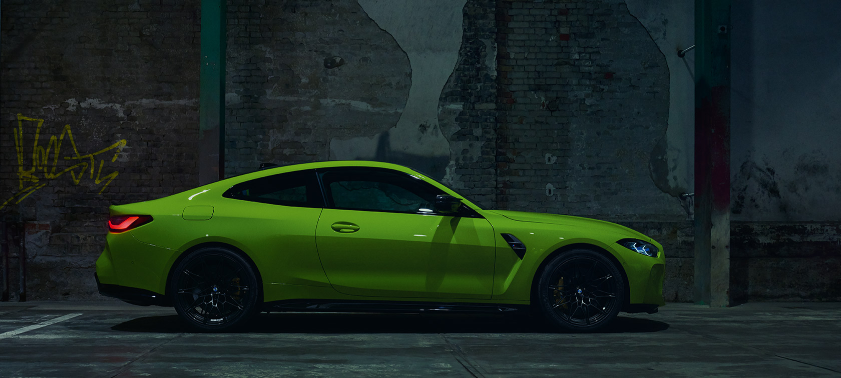 BMW M4 CSL G82 zadobočný pohľad BMW M4 CSL G82 BMW Individual metalíza Frozen Brooklyn Grey zadobočný pohľad jazda na pretekárskom okruhu