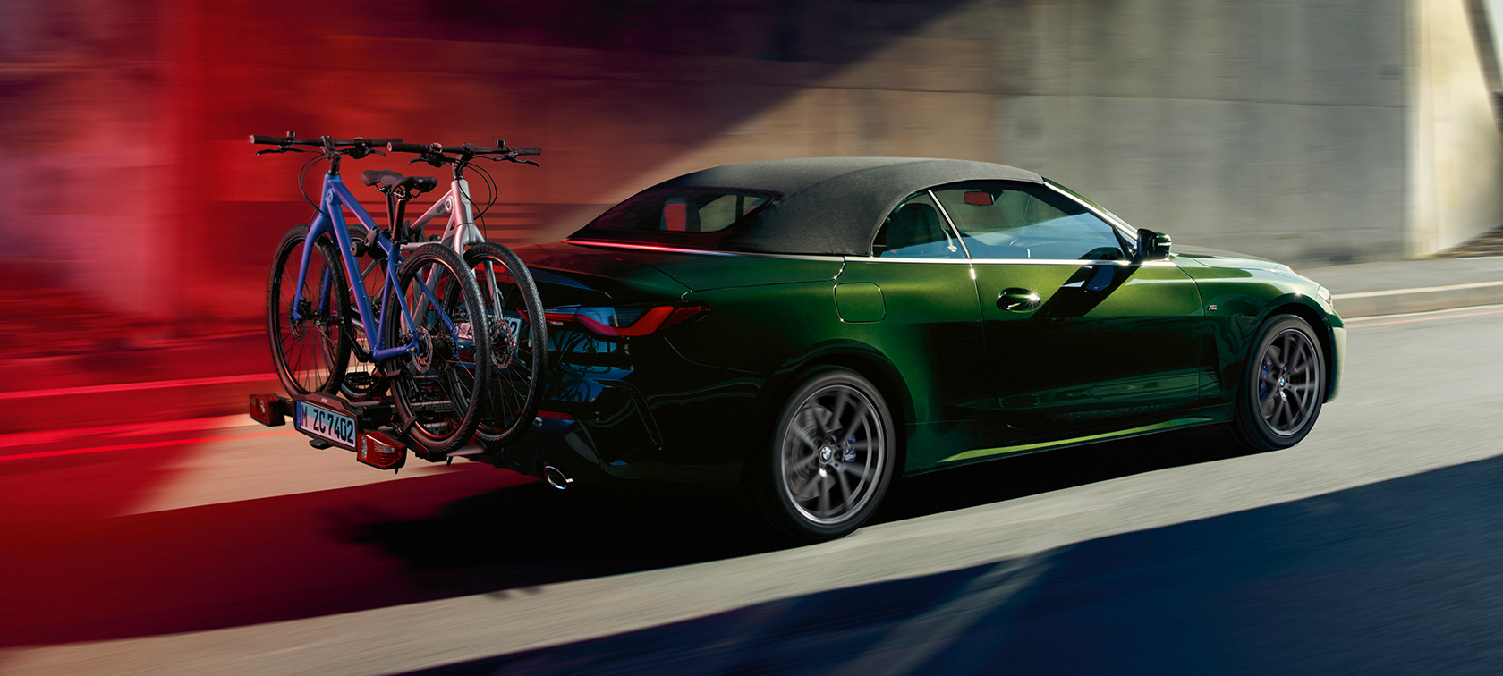 Zadobočný pohľad BMW zadný nosič na bicykle Pro 2.0 BMW radu 4 Cabrio G23 2020 BMW radu 4 Cabrio G23 2020 metalíza Sanremo Green zadobočný pohľad BMW zadný nosič na bicykle Pro 2.0