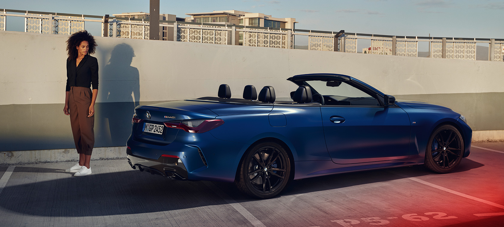 Zadobočný pohľad BMW M440i xDrive Cabrio G23 2020 BMW M440i xDrive Cabrio G23 2020 BMW Individual metalíza Frozen Portimao Blue zadobočný pohľad