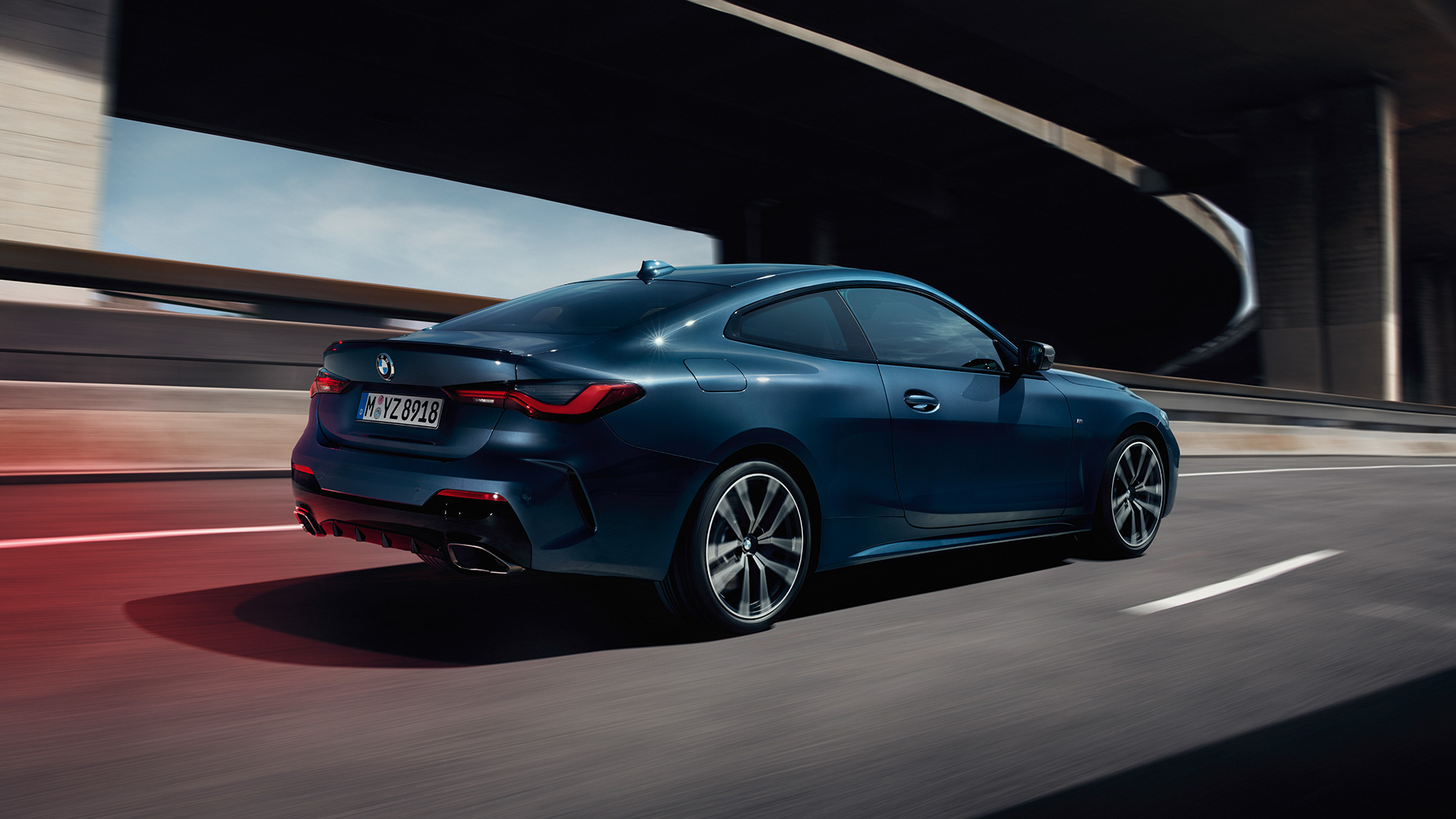 Zadobočný pohľad BMW M440i xDrive Coupé G22 2020 BMW M440i xDrive Coupé metalíza Arctic Race Blue G22 2020 bočný pohľad