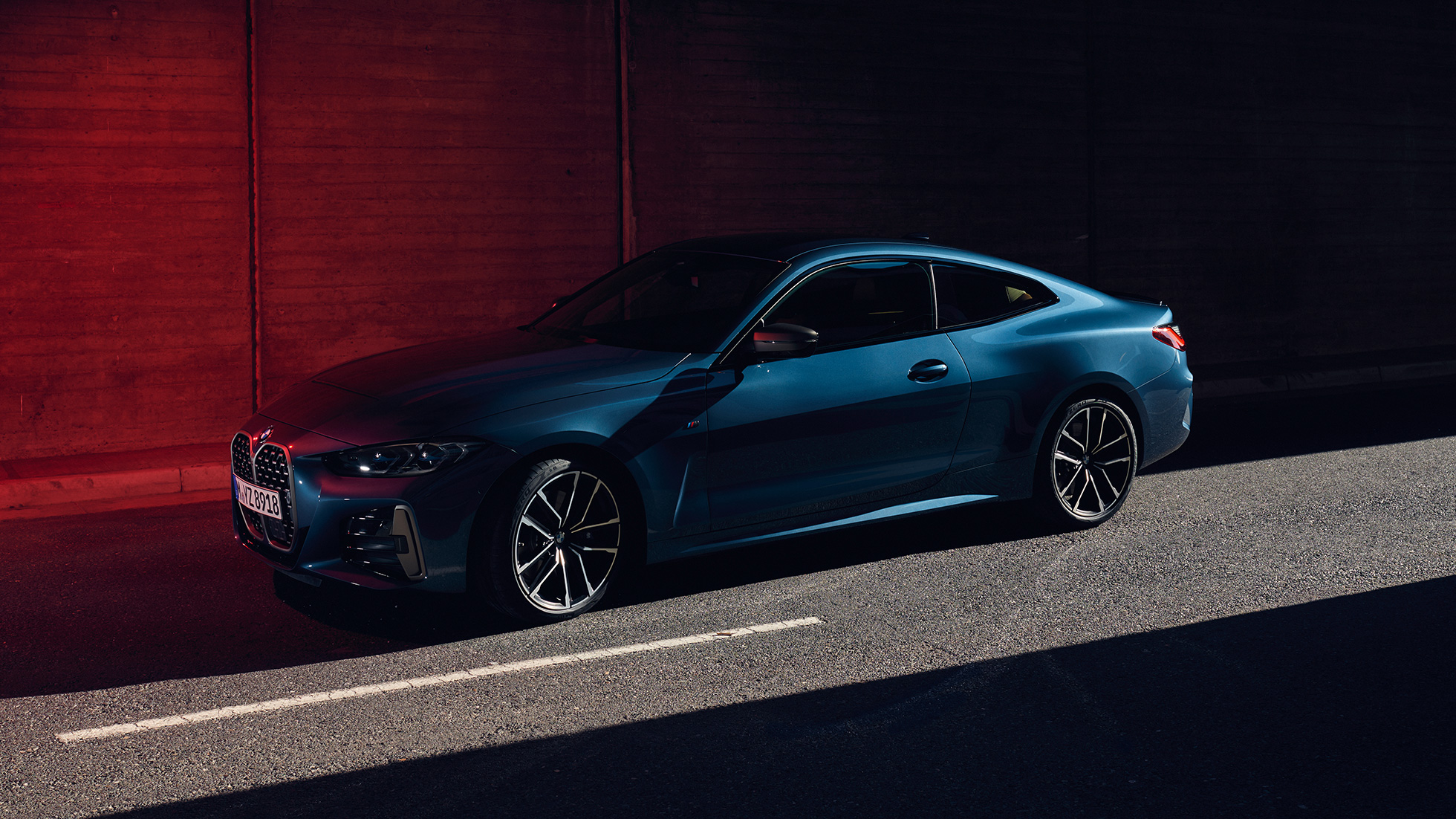 Bočný pohľad línia strechy BMW M440i xDrive Coupé G22 2020 BMW M440i xDrive Coupé metalíza Arctic Race Blue G22 2020 bočný pohľad línia strechy
