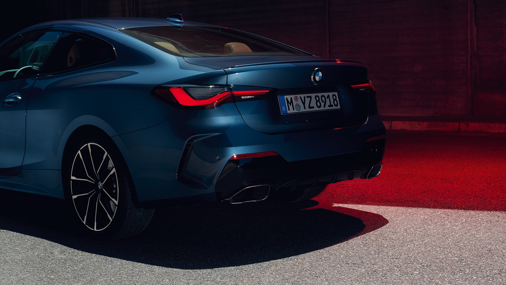 Zadobočný pohľad zadné svetlá BMW M440i xDrive Coupé G22 2020 BMW M440i xDrive Coupé metalíza Arctic Race Blue G22 2020 zadobočný pohľad zadné svetlá