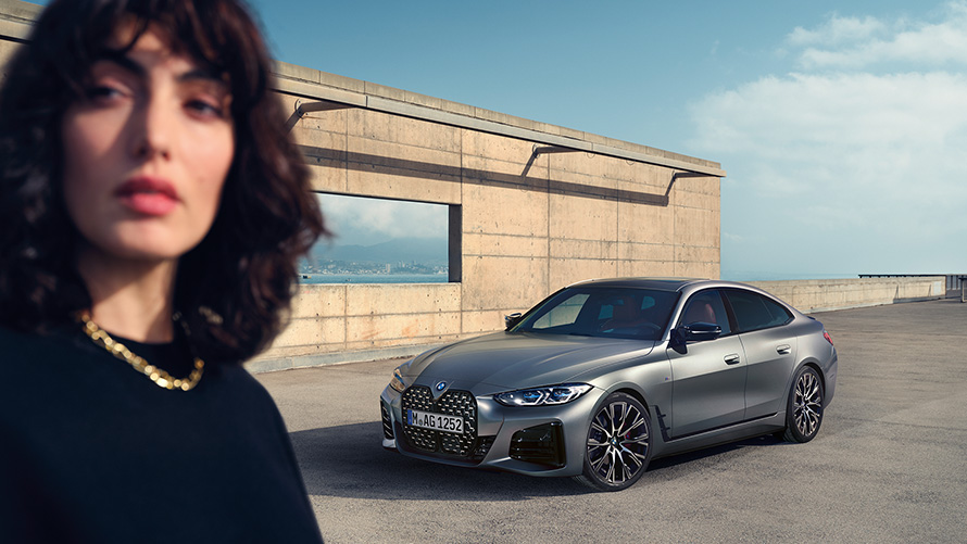 BMW M440i xDrive Gran Coupé G26 2021 predobočný pohľad BMW M440i xDrive Gran Coupé G26 2021 metalíza Frozen Pure Grey predobočný pohľad