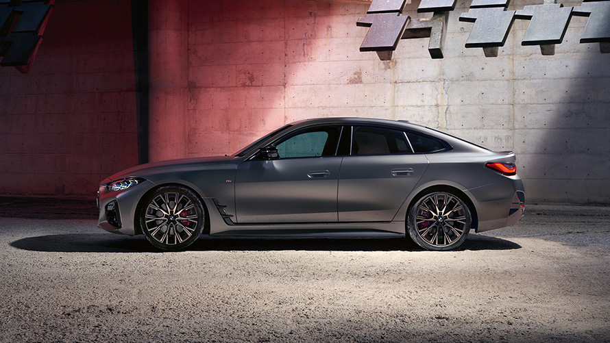 BMW M440i xDrive Gran Coupé G26 2021 bočný pohľad BMW M440i xDrive Gran Coupé G26 2021 metalíza Frozen Pure Grey bočný pohľad pred stenou