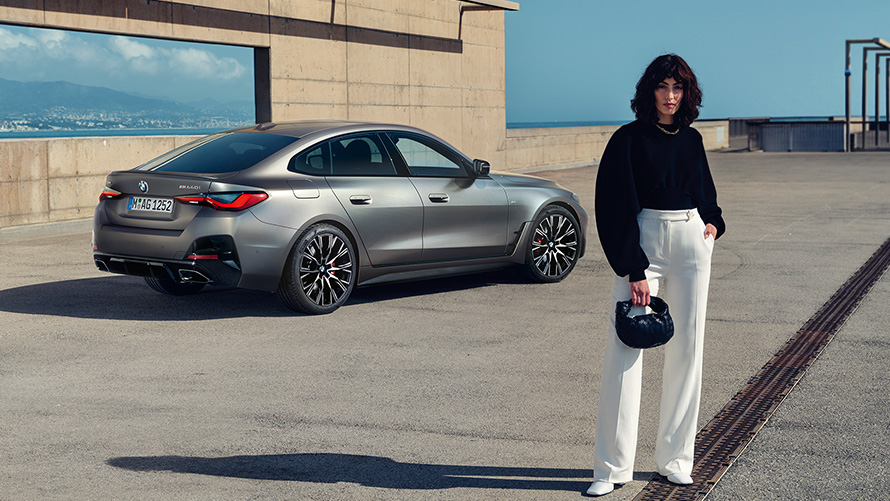 BMW M440i xDrive Gran Coupé G26 2021 zadobočný pohľad BMW M440i xDrive Gran Coupé G26 2021 metalíza Frozen Pure Grey zadobočný pohľad