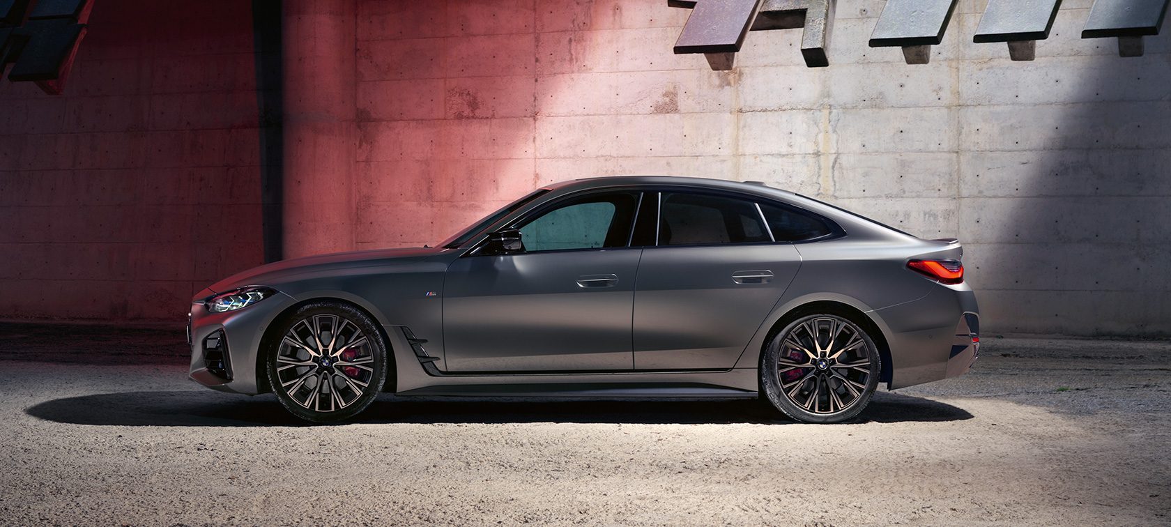 BMW M440i xDrive Gran Coupé G26 2021 bočný pohľad BMW M440i xDrive Gran Coupé G26 2021 BMW Individual metalíza Frozen Pure Grey bočný pohľad statický