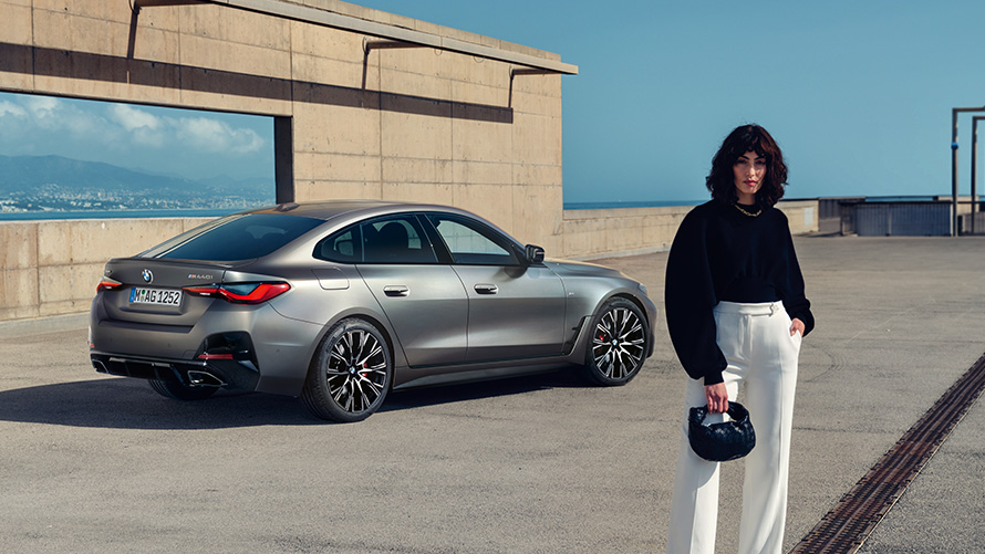 BMW M440i xDrive Gran Coupé G26 2021 zadobočný pohľad BMW M440i xDrive Gran Coupé G26 2021 zadobočný pohľad