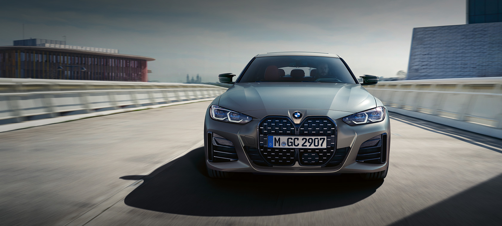 BMW M440i xDrive Gran Coupé G26 2021 BMW Individual metalíza Frozen Pure Grey predný pohľad