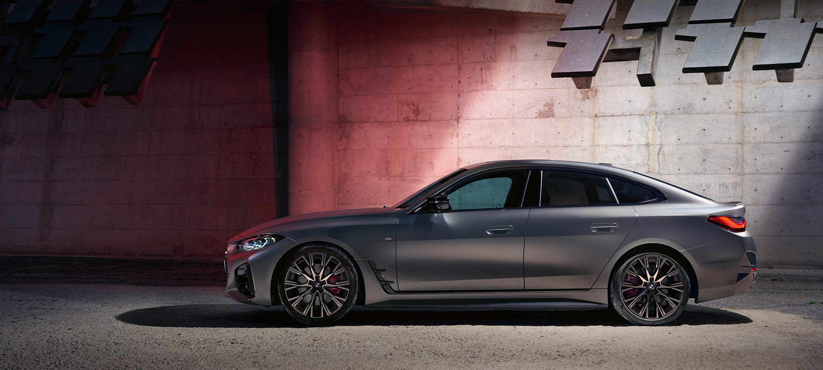 BMW M440i xDrive Gran Coupé G26 2021 bočný pohľad pred stenou BMW M440i xDrive Gran Coupé G26 2021 BMW Individual metalíza Frozen Pure Grey bočný pohľad pred stenou