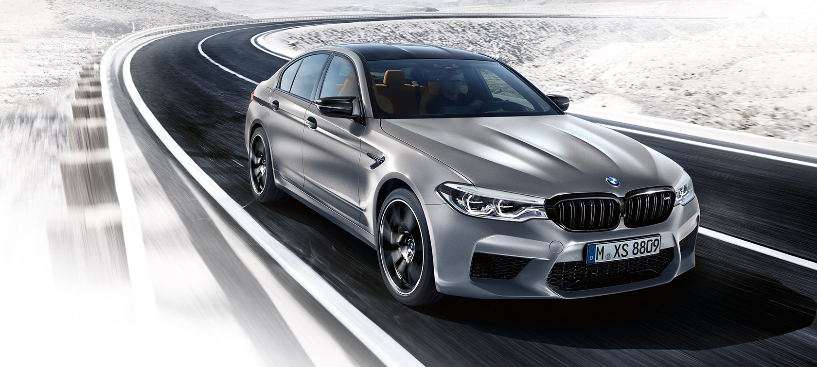 Najvýraznejšie dizajnové prvky. BMW M5 Competition, trojštvrťový predný pohľad na vozidlo v pohybe