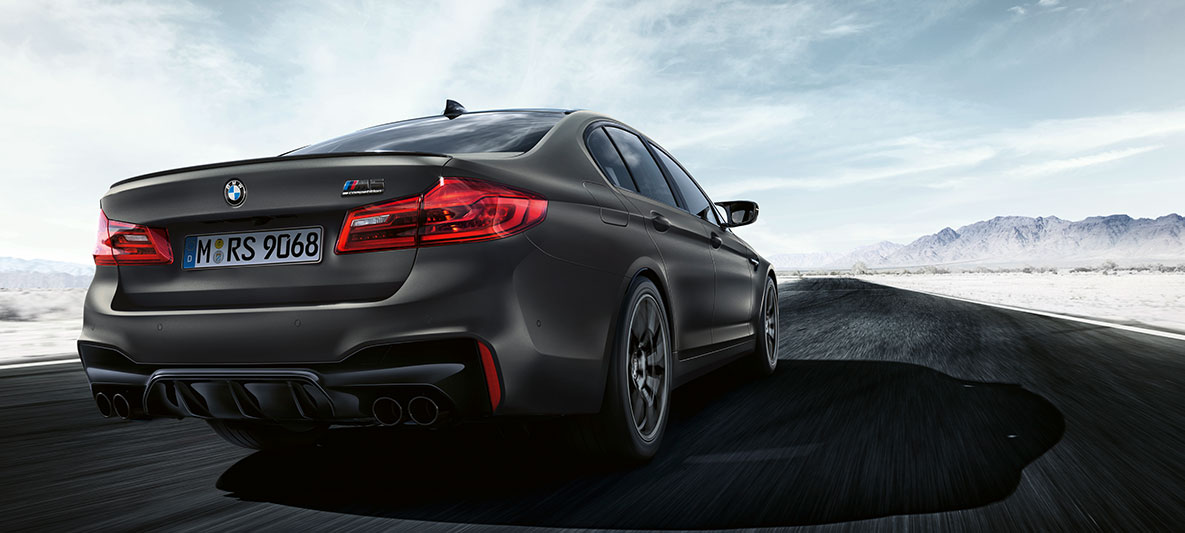 Koncovky výfuku. BMW M5 Edition 35 Years, trojštvrťový zadný pohľad počas jazdy.