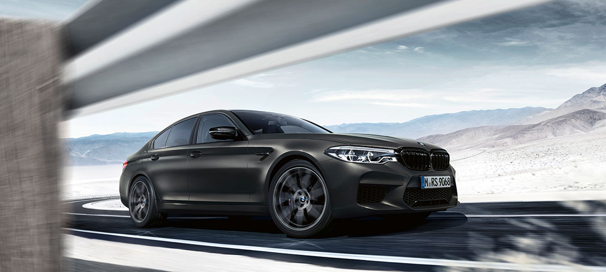 Prívody vzduchu. BMW M5 Edition 35 Years, bočný pohľad počas jazdy.