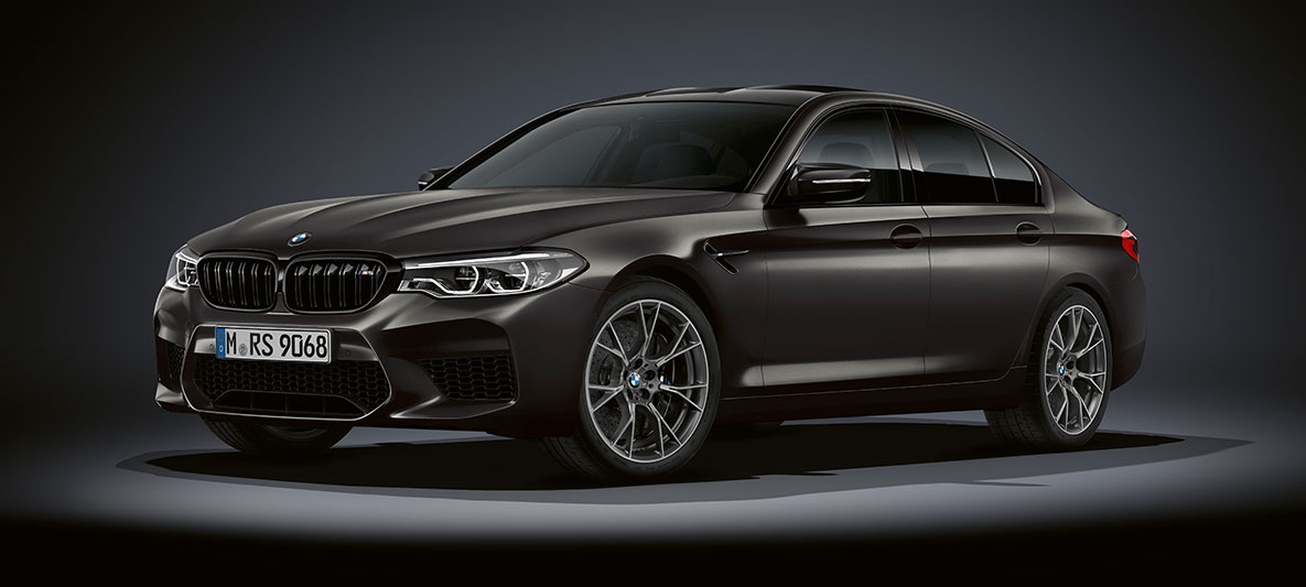 M bočný vzduchový otvor. BMW M5 Edition 35 Years, trojštvrťový bočný pohľad.