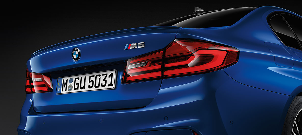 Označenie M5. BMW M5, zadný pohľad, detail označenia M5.