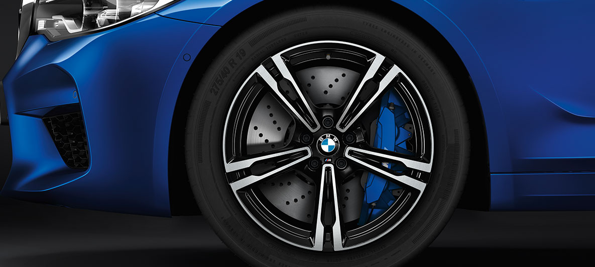M5 detail diskov kolies z ľahkej zliatiny a M karbón-keramickej brzdy. BMW M5 detail diskov kolies z ľahkej zliatiny a M karbón-keramickej brzdy.