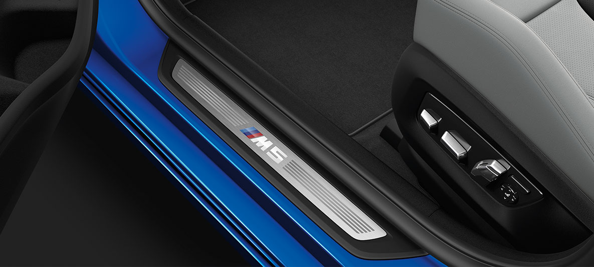 M5 prahová lišta. BMW M5 detail prahovej lišty.