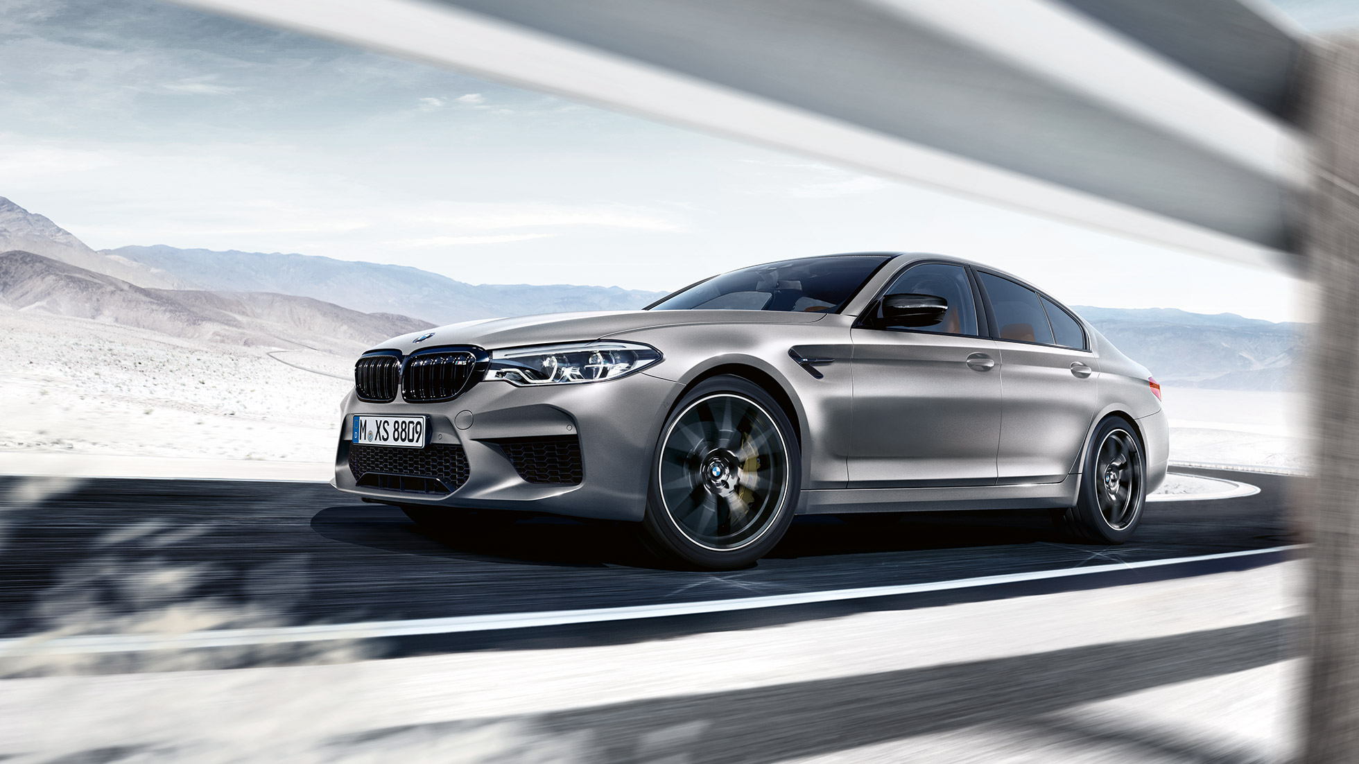 M xDrive. BMW M5 Competition, trojštvrťový predný pohľad počas jazdy.