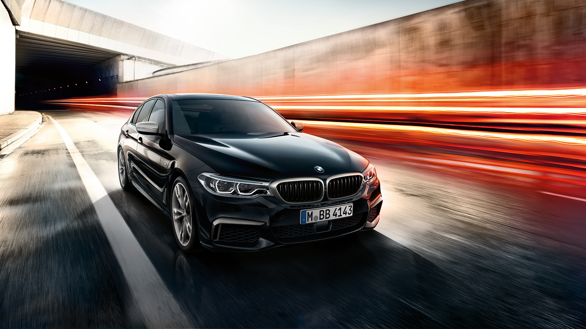 BMW M550i a BMW M550d. BMW M550i a BMW M550d, trojštvrťový predný pohľad počas jazdy.