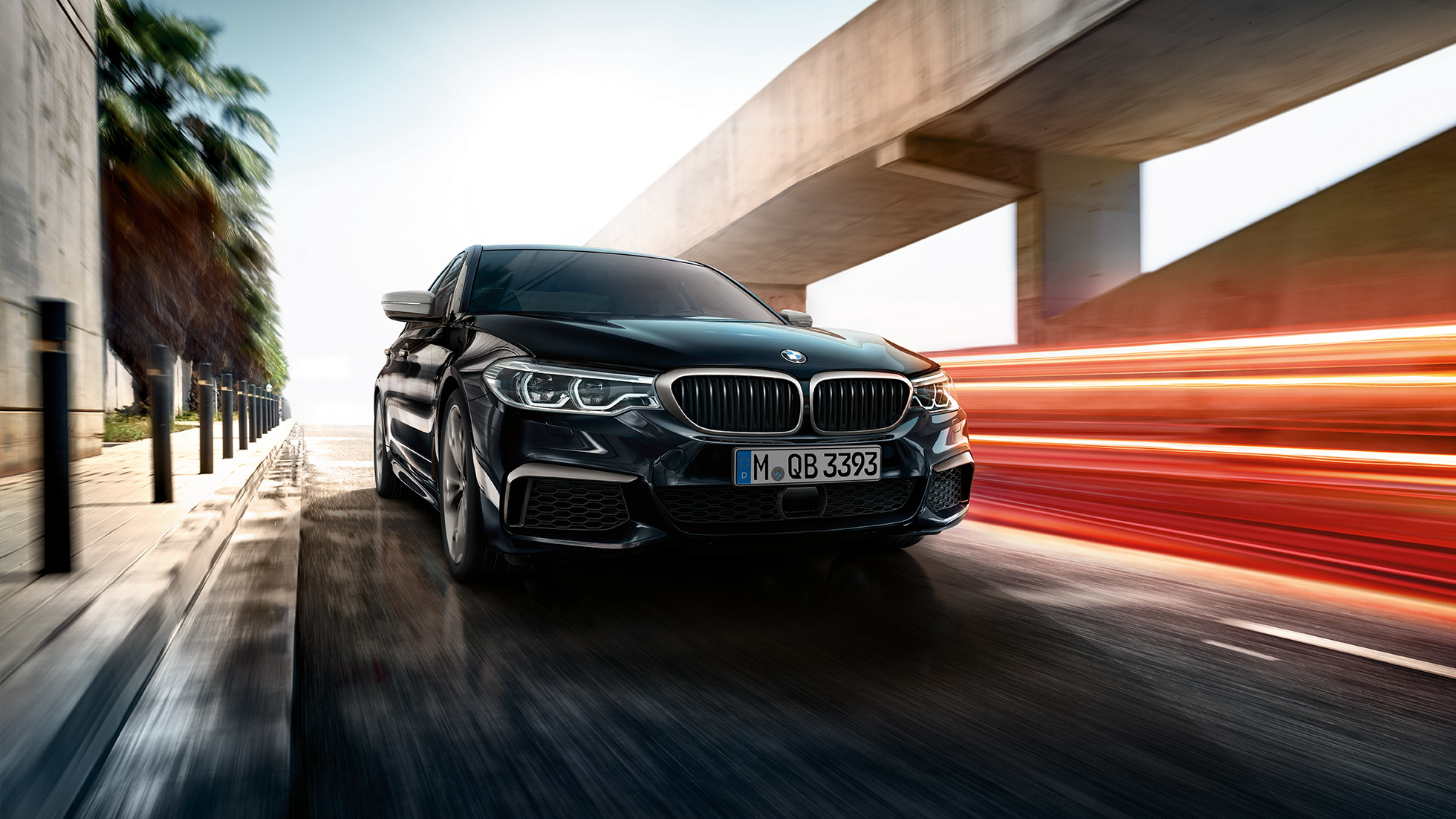 Dizajn exteriéru. BMW M550i a BMW M550d, trojštvrťový predný pohľad.