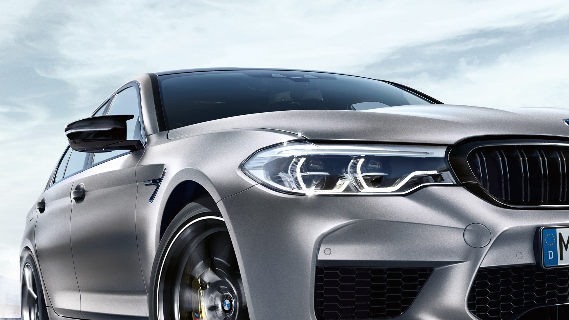 LED predné svetlomety. BMW M5, trojštvrťový predný pohľad s LED prednými svetlometmi.
