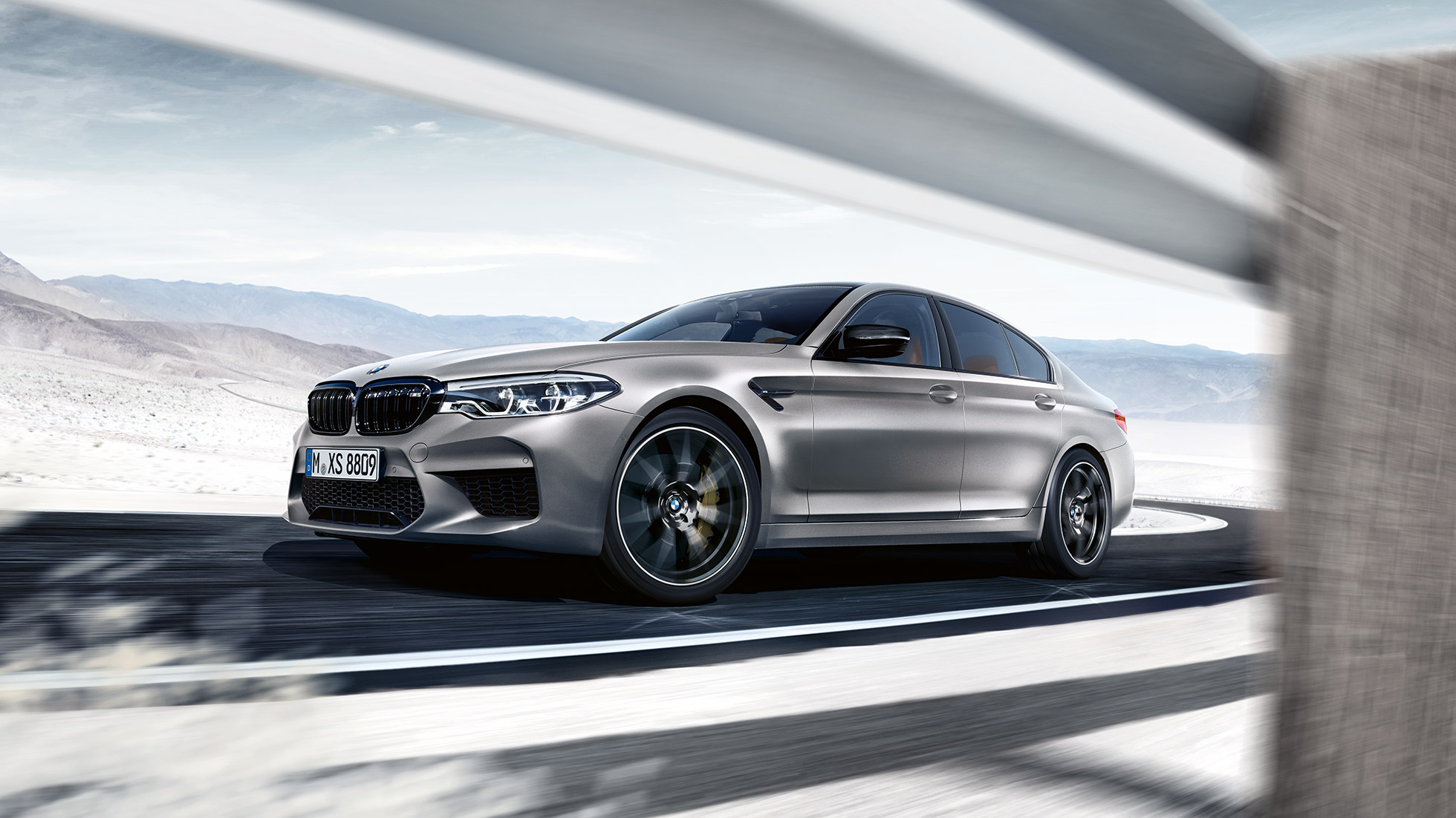 Disky kolies z ľahkej zliatiny. BMW M5 Competition, dizajn, bočný pohľad.