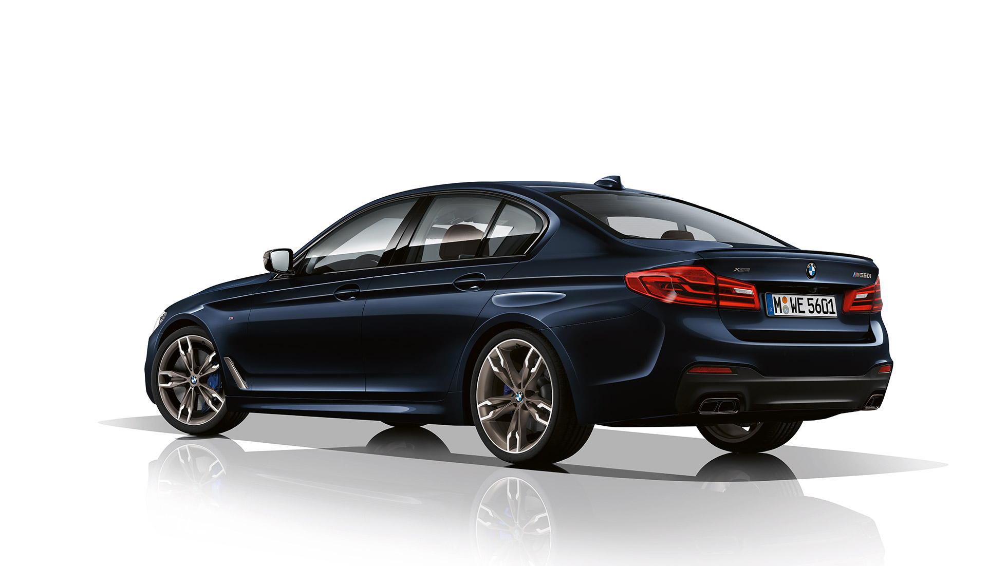 M Sport brzdy. BMW M550i a BMW M550d, dizajn, trojštvrťový zadný pohľad.