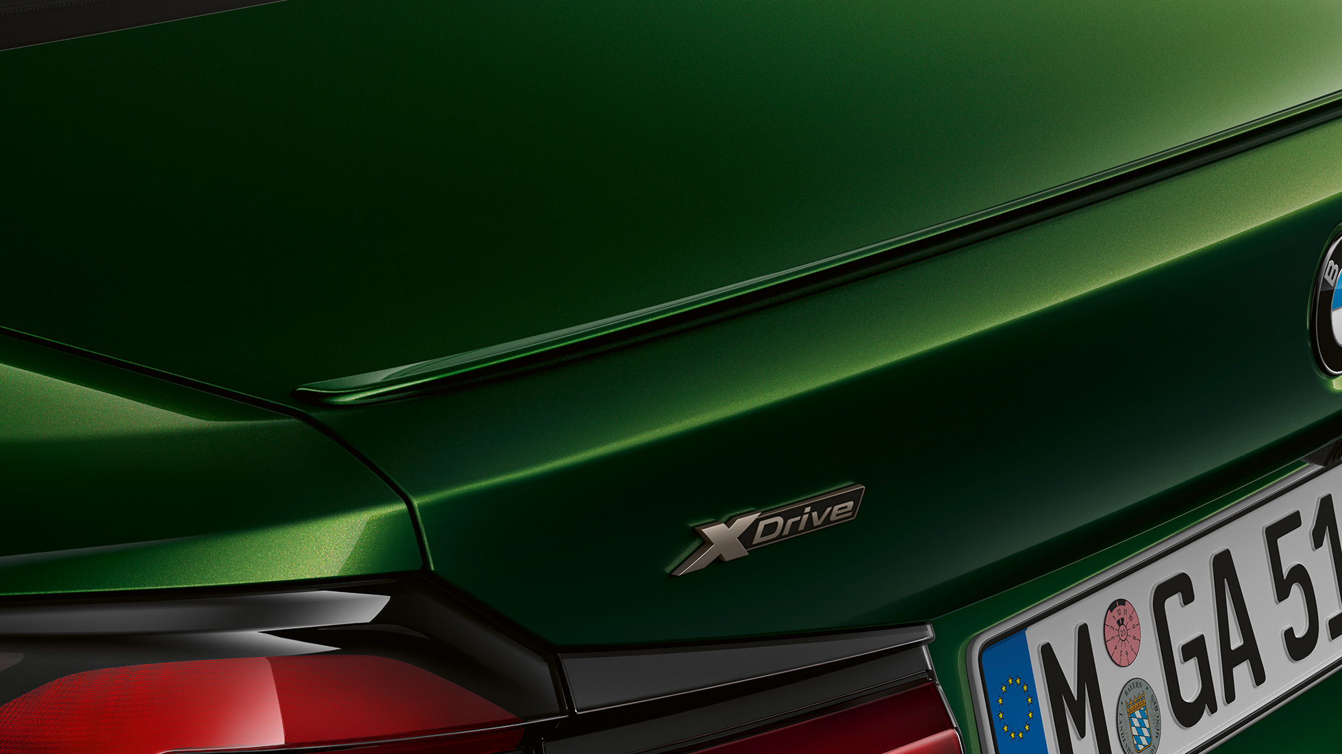 Zadný spojler BMW M550i xDrive Sedan G30 LCI Facelift 2020 detailný zadný pohľad Zadný spojler BMW M550i xDrive Sedan G30 LCI Facelift 2020 BMW Individual metalíza Verde Ermes detailný zadný pohľad