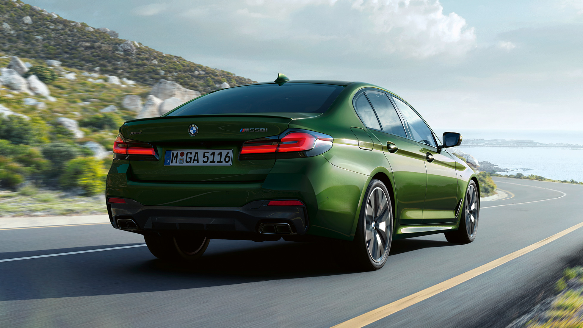 BMW M550i xDrive Sedan G30 LCI Facelift 2020 zadný pohľad BMW M550i xDrive Sedan G30 LCI Facelift 2020 BMW Individual metalíza Verde Ermes zadný jazdný pohľad na diaľnici