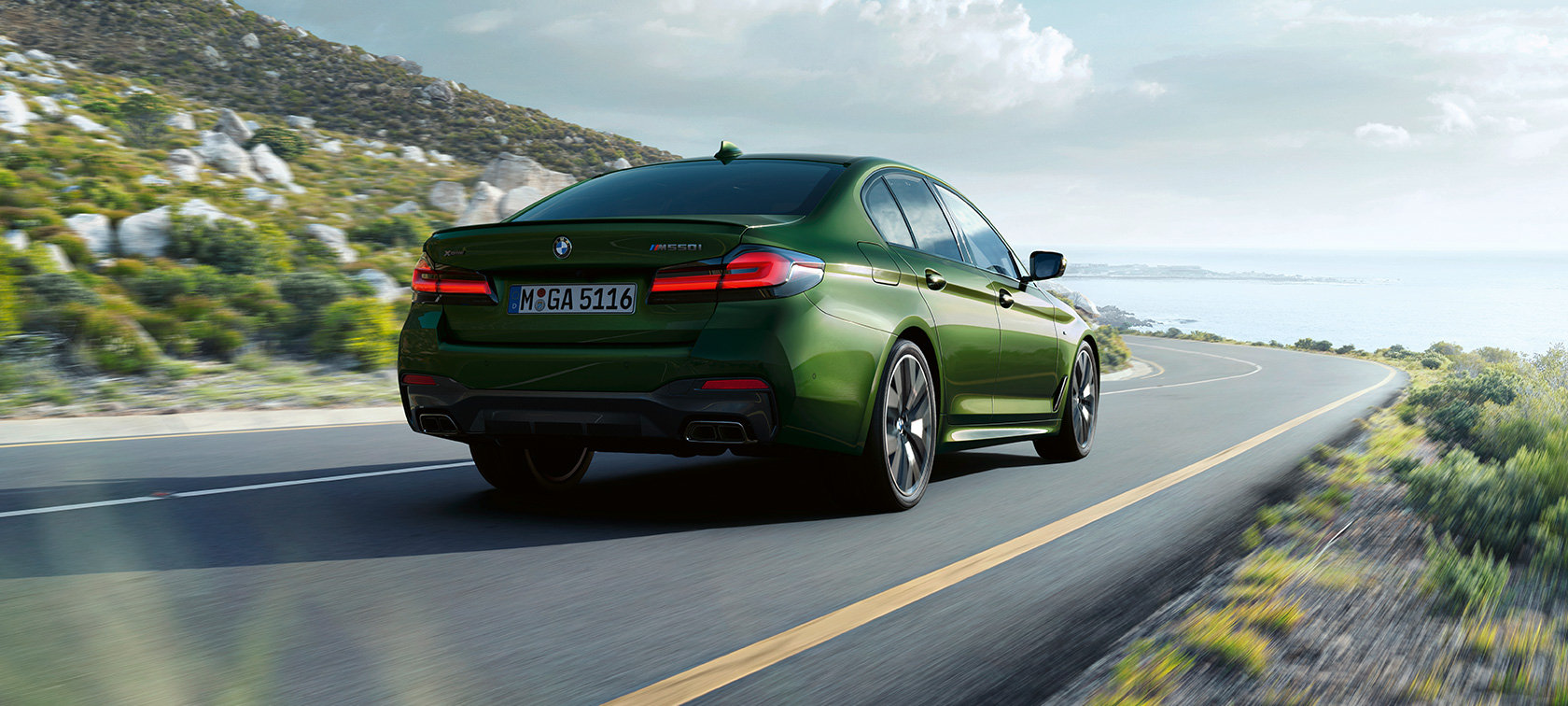 BMW M550i xDrive Sedan G30 LCI Facelift 2020 zadobočný pohľad jazdný BMW M550i xDrive Sedan G30 LCI Facelift 2020 BMW Individual metalíza Verde Ermes zadobočný jazdný pohľad