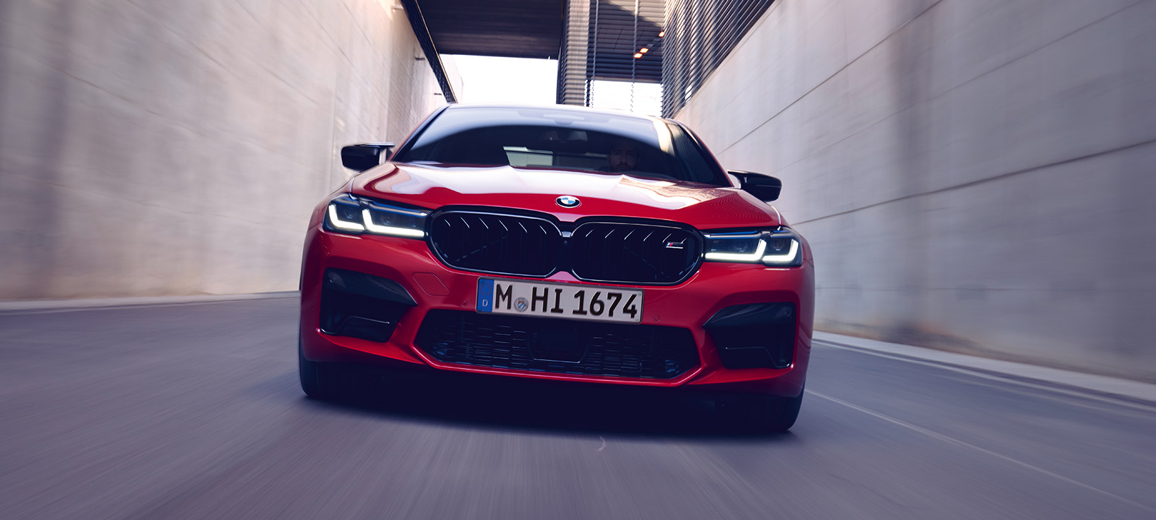 BMW M5 Competition F90 LCI Facelift 2020 predný pohľad BMW M5 Competition F90 LCI Facelift 2020 BMW Individual Imola Red predný jazdný pohľad
