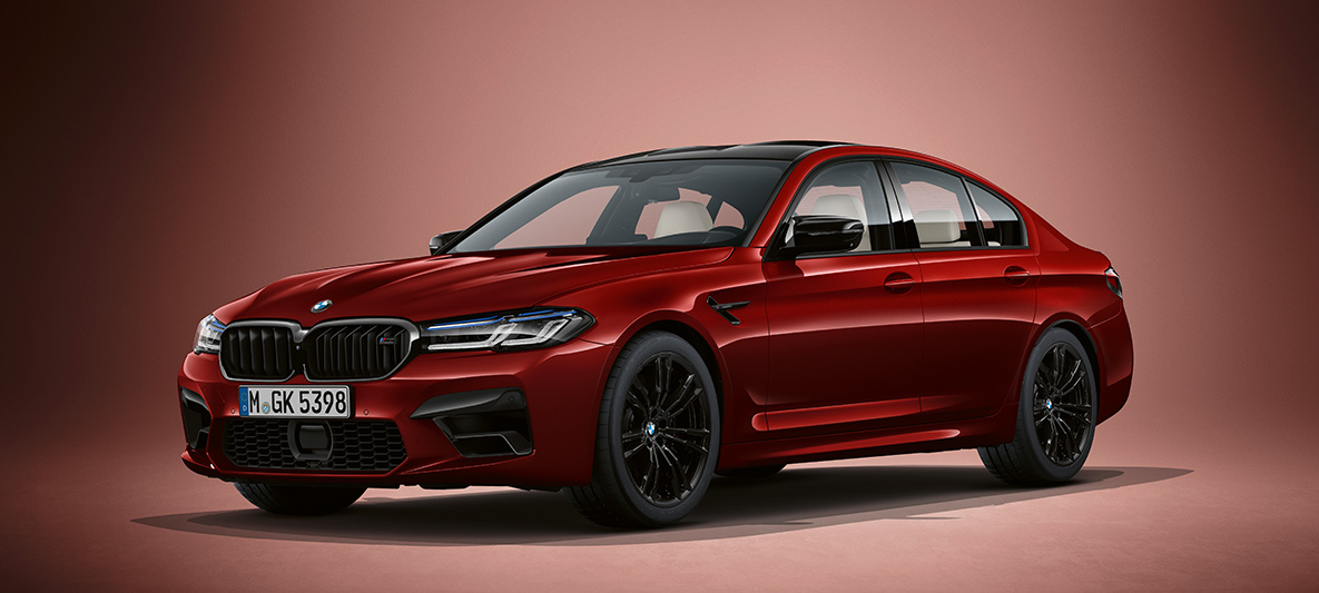 BMW Individual BMW M5 Sedan F90 LCI Facelift 2020 metalíza Aventurine Red predobočný pohľad BMW Individual BMW M5 Sedan F90 LCI Facelift 2020 metalíza Aventurine Red predobočný pohľad