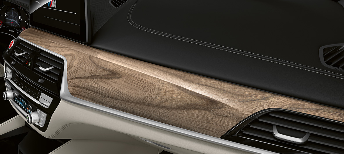 BMW Individual BMW M5 Sedan F90 LCI Facelift 2020 BMW Individual drevené interiérové lišty Sen Light Brown interiér BMW Individual BMW M5 Sedan F90 LCI Facelift 2020 BMW Individual drevené interiérové lišty Sen Light Brown interiér