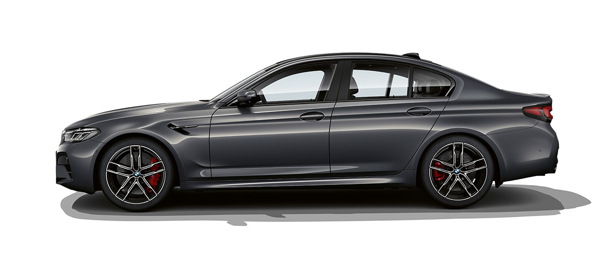 BMW M5 F90 LCI Facelift 2020 bočný pohľad BMW M5 F90 LCI Facelift 2020 metalíza Brands Hatch Grey bočný pohľad