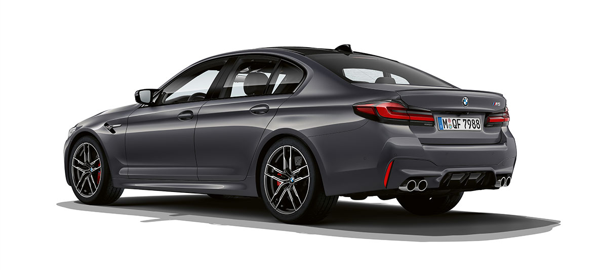 BMW M5 F90 LCI Facelift 2020 zadobočný pohľad BMW M5 F90 LCI Facelift 2020 metalíza Brands Hatch Grey zadobočný pohľad