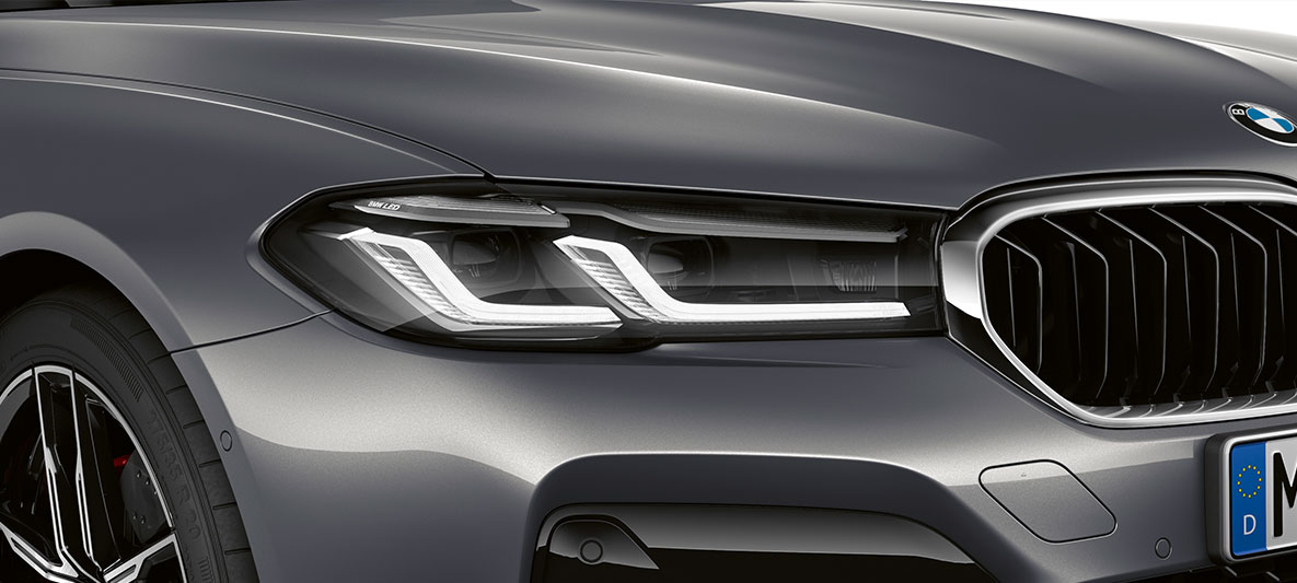 Nový dizajn predných svetiel BMW M5 F90 LCI Facelift 2020 predný pohľad Nový dizajn predných svetiel BMW M5 F90 LCI Facelift 2020 metalíza Brands Hatch Grey predný pohľad
