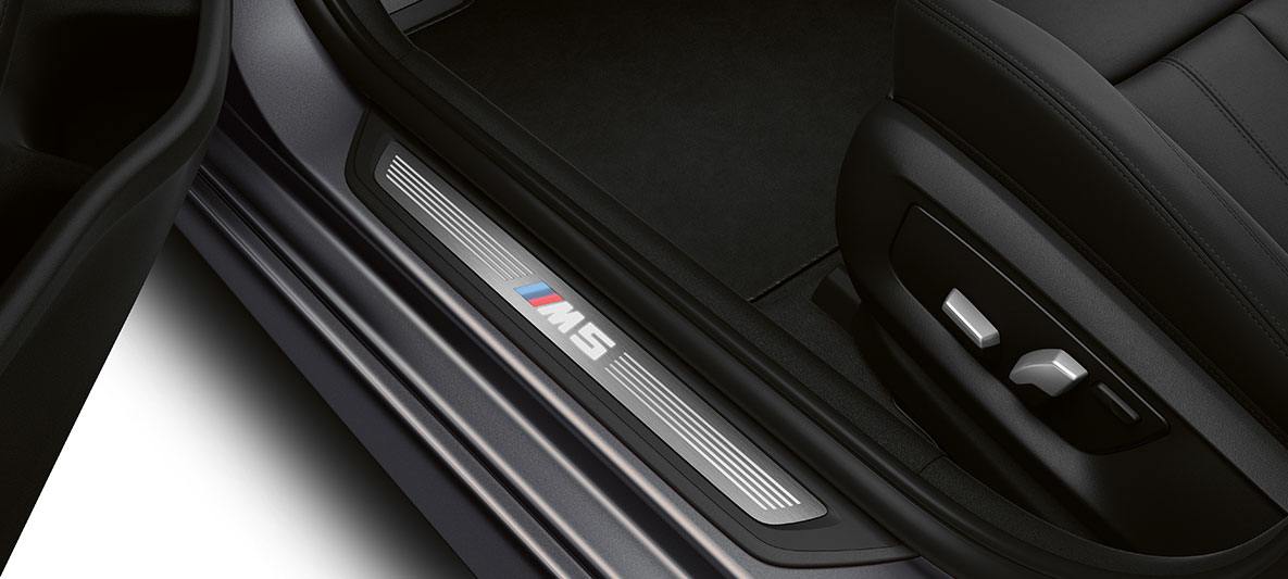 Prahové lišty s označením M5 BMW M5 F90 LCI Facelift 2020 Interiér Prahové lišty s označením M5 BMW M5 F90 LCI Facelift 2020 Interiér