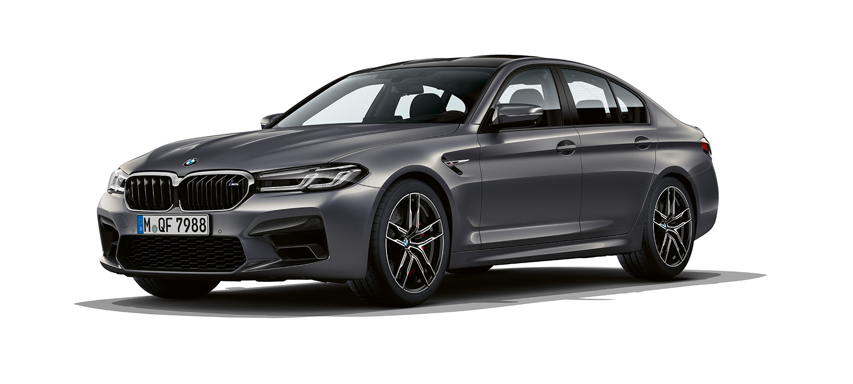 BMW M5 F90 2020 predobočný pohľad BMW M5 F90 LCI Facelift 2020 metalíza Brands Hatch Grey predobočný pohľad