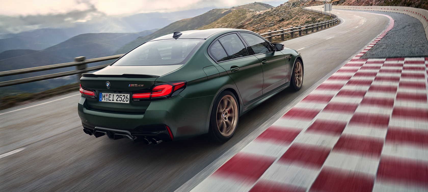 BMW M5 CS F90 2021 metalíza Frozen Deep Green zadobočný pohľad BMW M5 CS F90 2021 metalíza Frozen Deep Green zadobočný pohľad