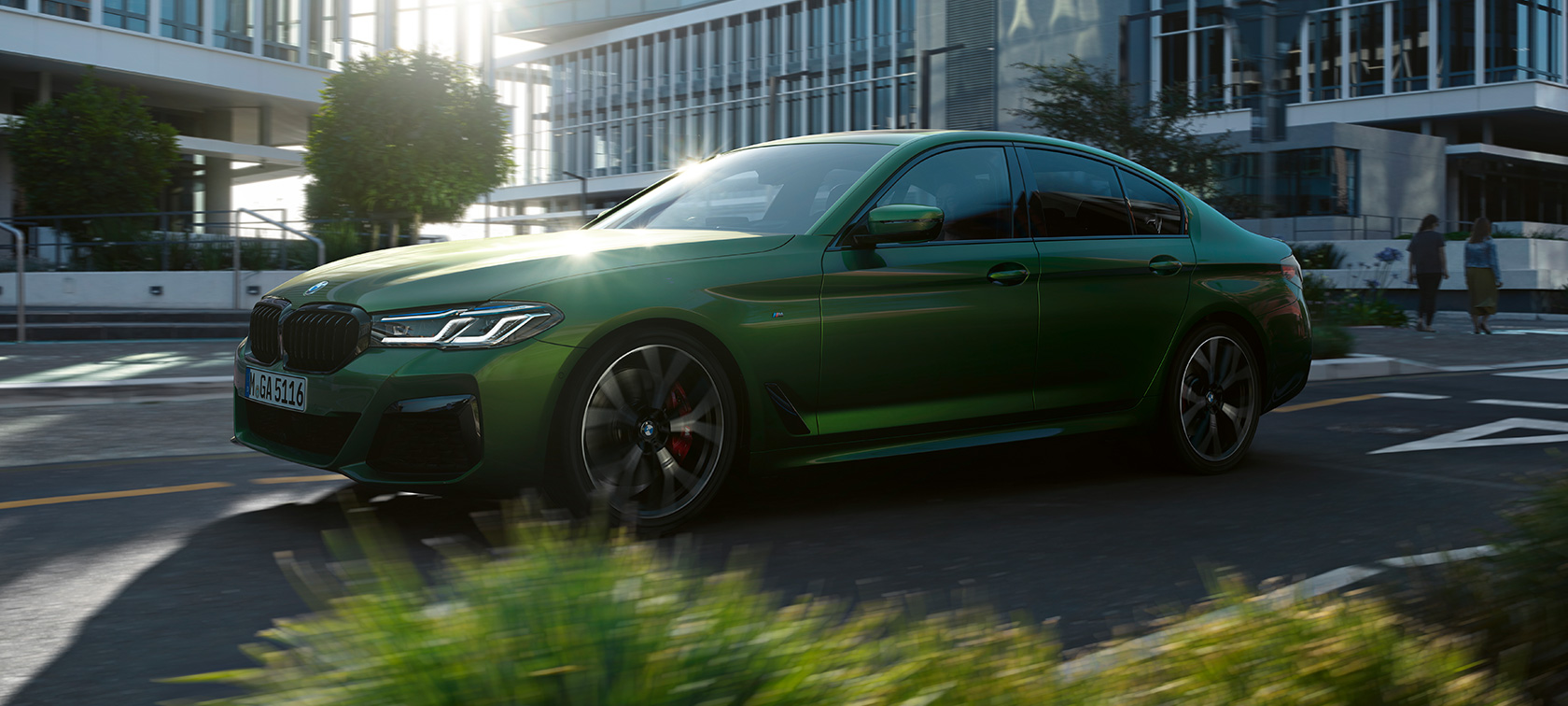 BMW M550i xDrive Sedan G30 2020 bočný jazdný pohľad BMW M550i xDrive Sedan G30 LCI Facelift 2020 BMW Individual metalíza Verde Ermes bočný jazdný pohľad